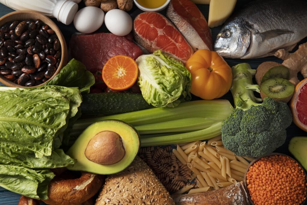 Uma alimentação equilibrada com vitaminas e minerais presentes ajudam a prevenir o envelhecimento precoce, reduzem inflamações e contribuem para uma pele mais firme e hidratada.