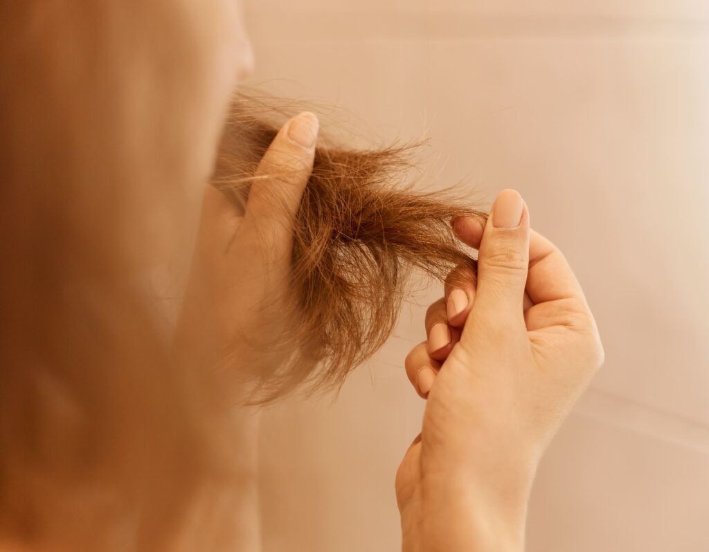 Fios quebradiços são um sinal claro de que o cabelo precisa de cuidados. Por isso, é essencial adotar uma rotina de tratamento que fortaleça o cabelo desde a raiz até as pontas. Ao investir nos cuidados certos, você recupera a saúde capilar, evita a quebra e conquista fios mais fortes e bonitos.