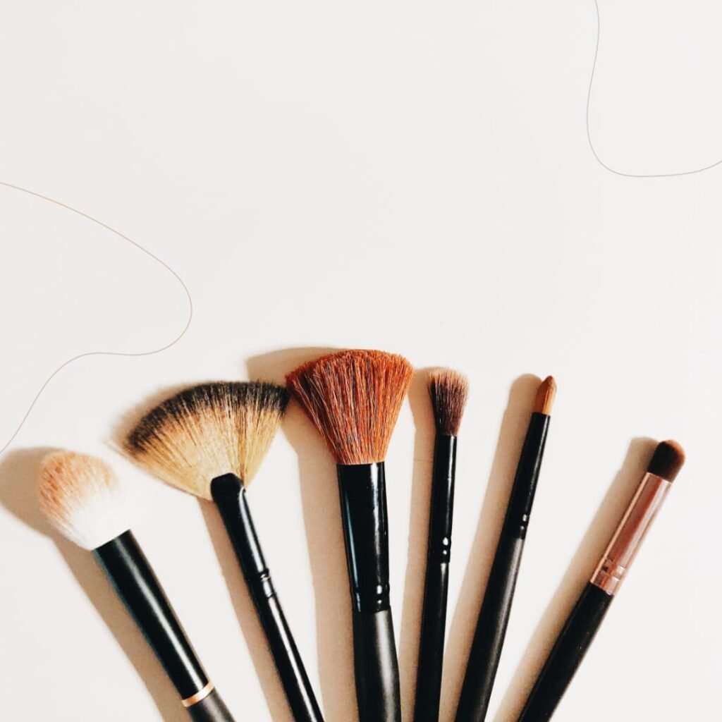 Vários tipos de pincéis de maquiagem organizados, ideais para aplicação precisa de base, sombra, blush e contorno