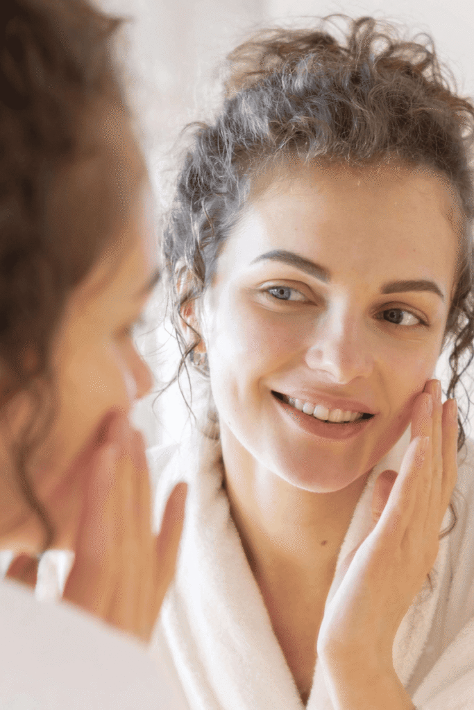 Mulher iniciando sua Rotina de Skincare pela manhã. Pois é muito importante para manter a pele saudável, protegida e bonita ao longo do dia.