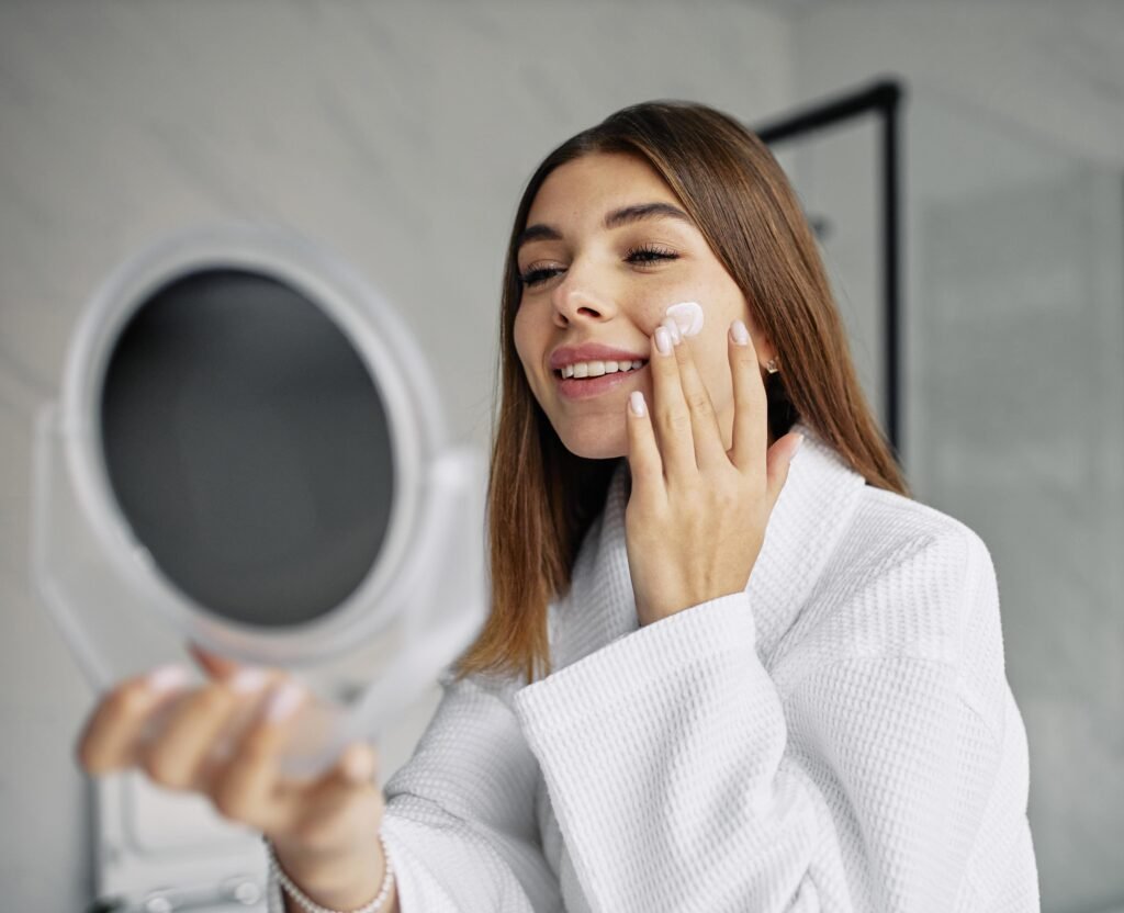 Mulher usando um creme para fortalecer a barreira cutânea