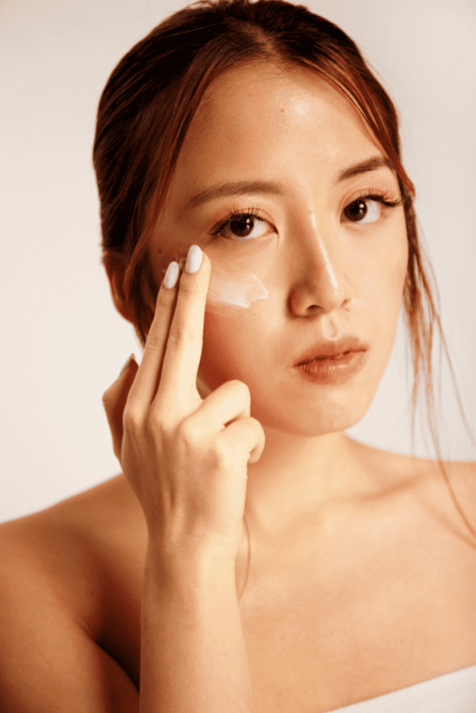 Mulher usando Hidratante Facial