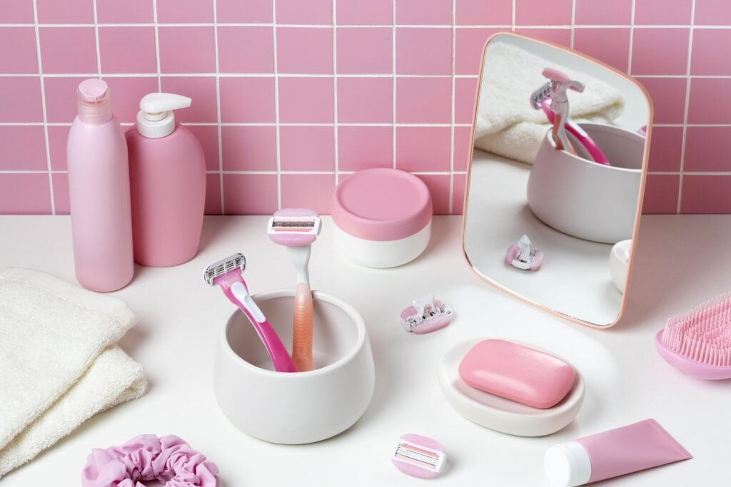 Produtos de skincare para depilação das axilas, incluindo cremes hidratantes, para garantir uma pele hidratada e saudável.